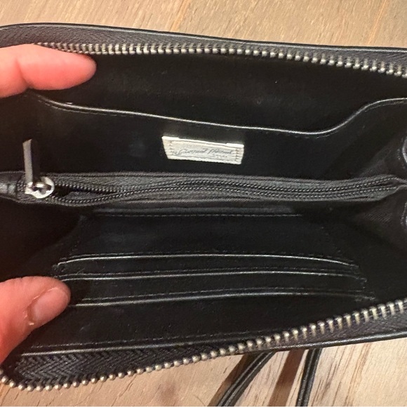 Universal Thread Zip Closure Wristlet Wallet in Black EUC - Picture 3 of 4